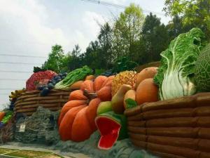 China Cute Fruits And Vegetables Topiary Sculpture , Outdoor Garden Sculpture Colorful wholesale