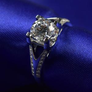 China Brilliance Cut Moissanite Diamond Engagement Rings 1ct 6.5mm With 18K White Gold Material wholesale
