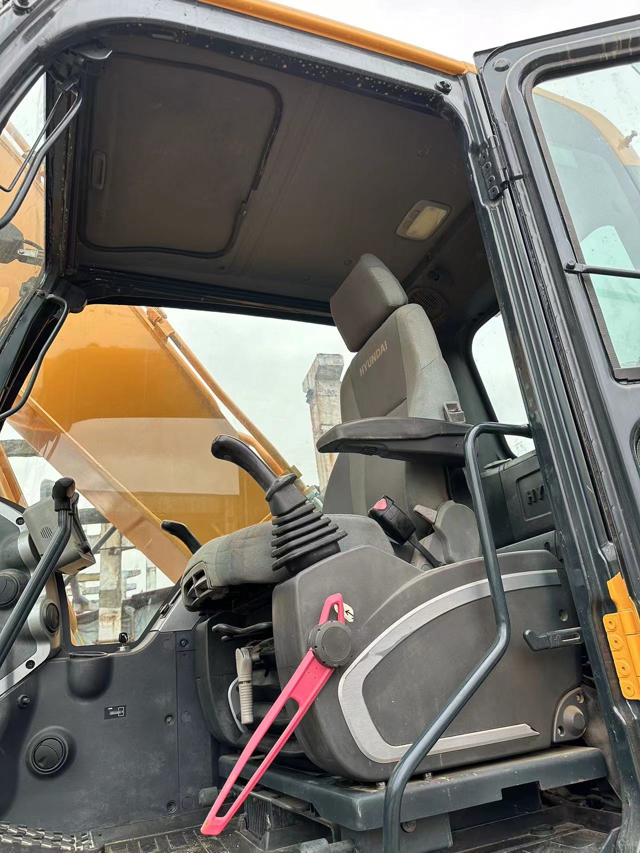 Hyundai 220LC-9s Excavator Loader with 1.05 m3 Bucket Capacity and 800 Working Hours