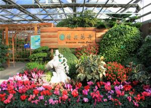 China Galvanized Frame Finishing Garden Glass Greenhouse 6mm Polycarbonate Covering wholesale