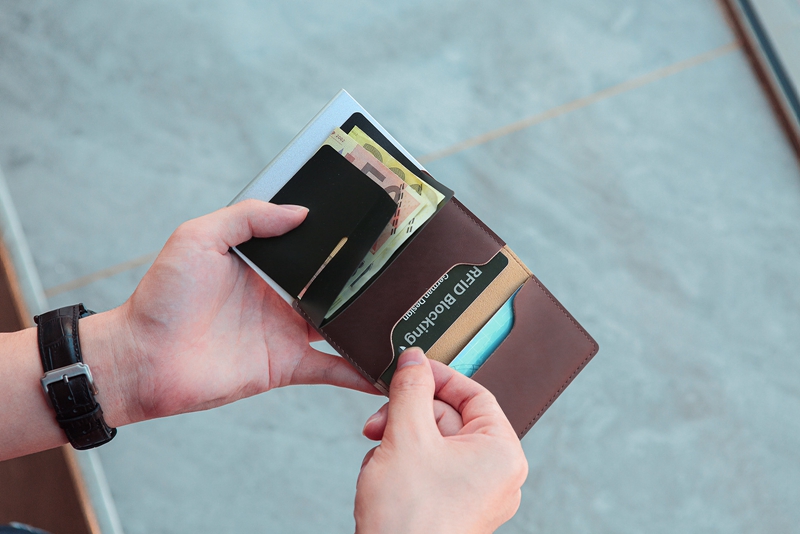 Custom Bifold Wallet Aluminum Credit Card Holder Case OEM Carbon Leather Men's Pop Up Wallet