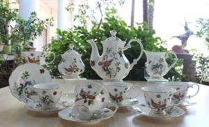 China Traditional Calcined White 17pcs Ceramic Tea Cup And Saucer Set wholesale