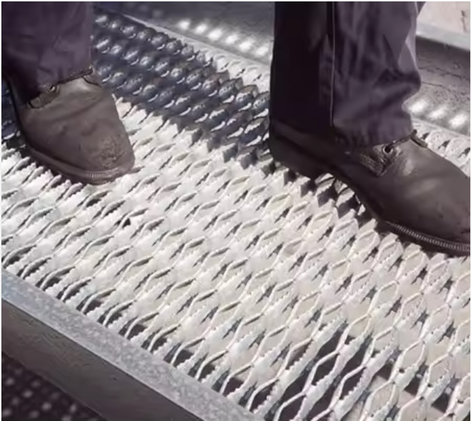 Silver Floors And Stairs Anti Skid Metal Sheet Heavy Duty Channel 120-1000mm 1-6mm