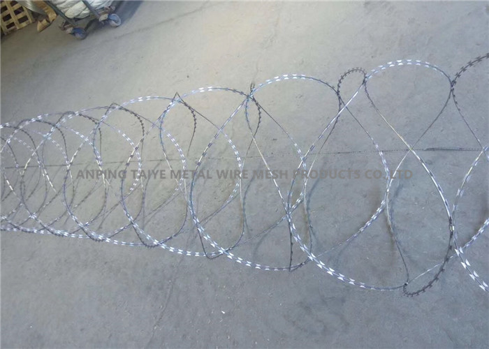 Electric Galvanized Concertina Razor Barbed Wire BTO22 Blade Style For Ship Protection