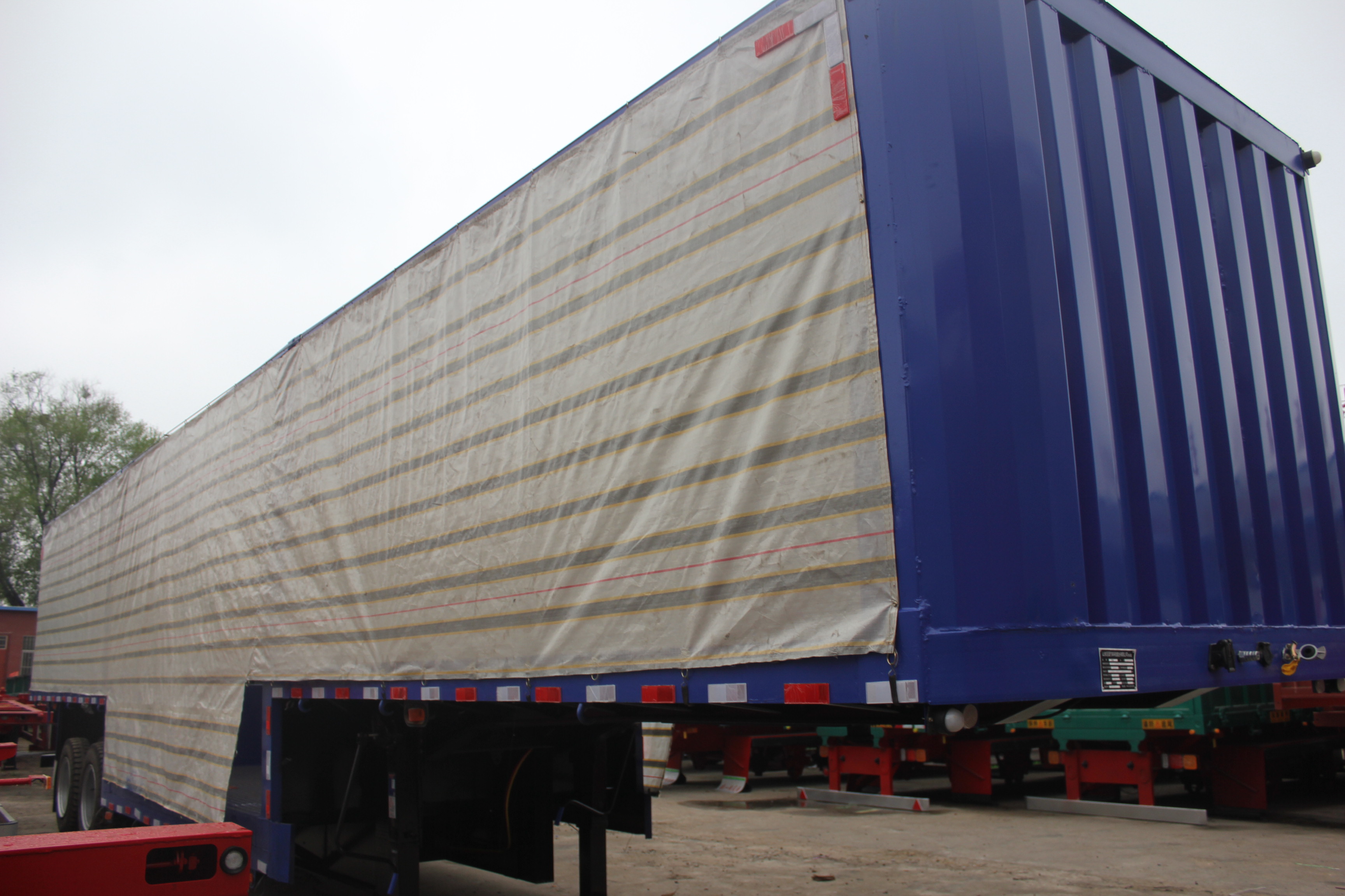 Side Wall/Curtain Side/Fence Semi Trailer with Mechanical Suspension and 12R22.5 Tires