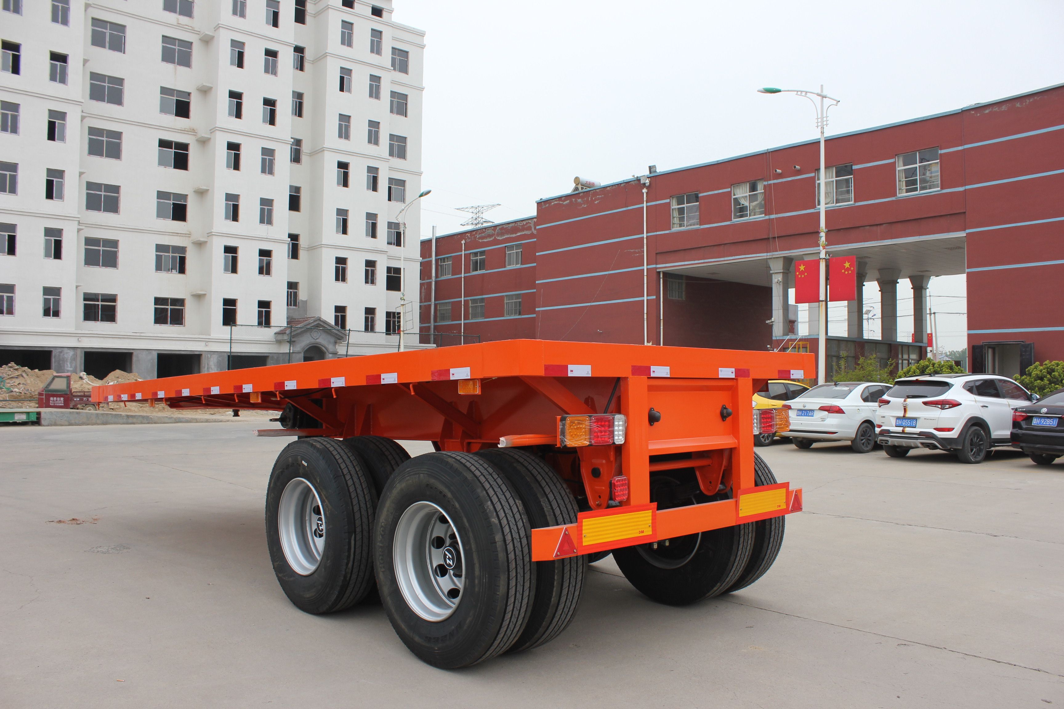 Japan Market Semi Truck Flatbed Trailer with 80T Max Payload and Hydraulic Ladder