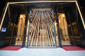 China Modern Decorative Tall Indoor Sculptures Customized Good Resistance To Steam wholesale