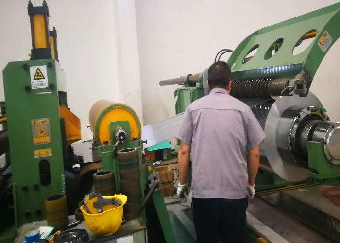 Automatic High Precision Steel Coil Slitting Machine Line For Strips HR CR Metal Slitter
