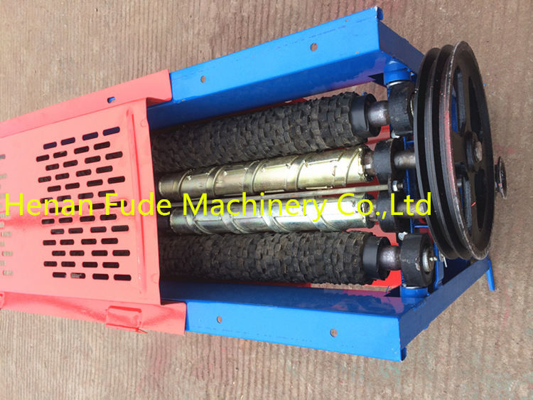Corn husk sheller