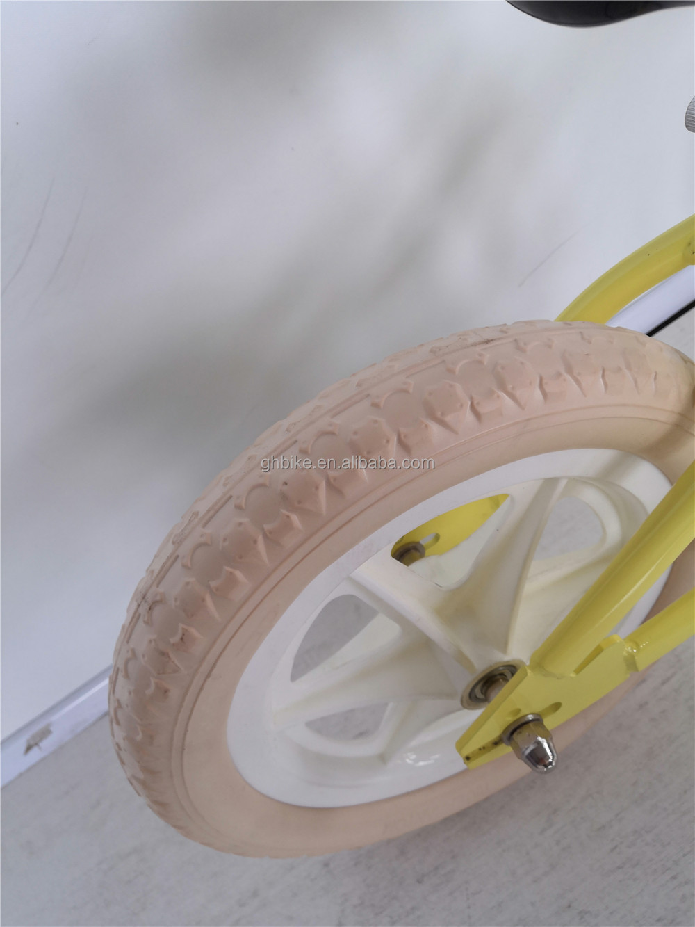12 Inch Foam Tire Kids' Balance Bike Yellow Color Load Capacity 70kg Front Wicker Basket