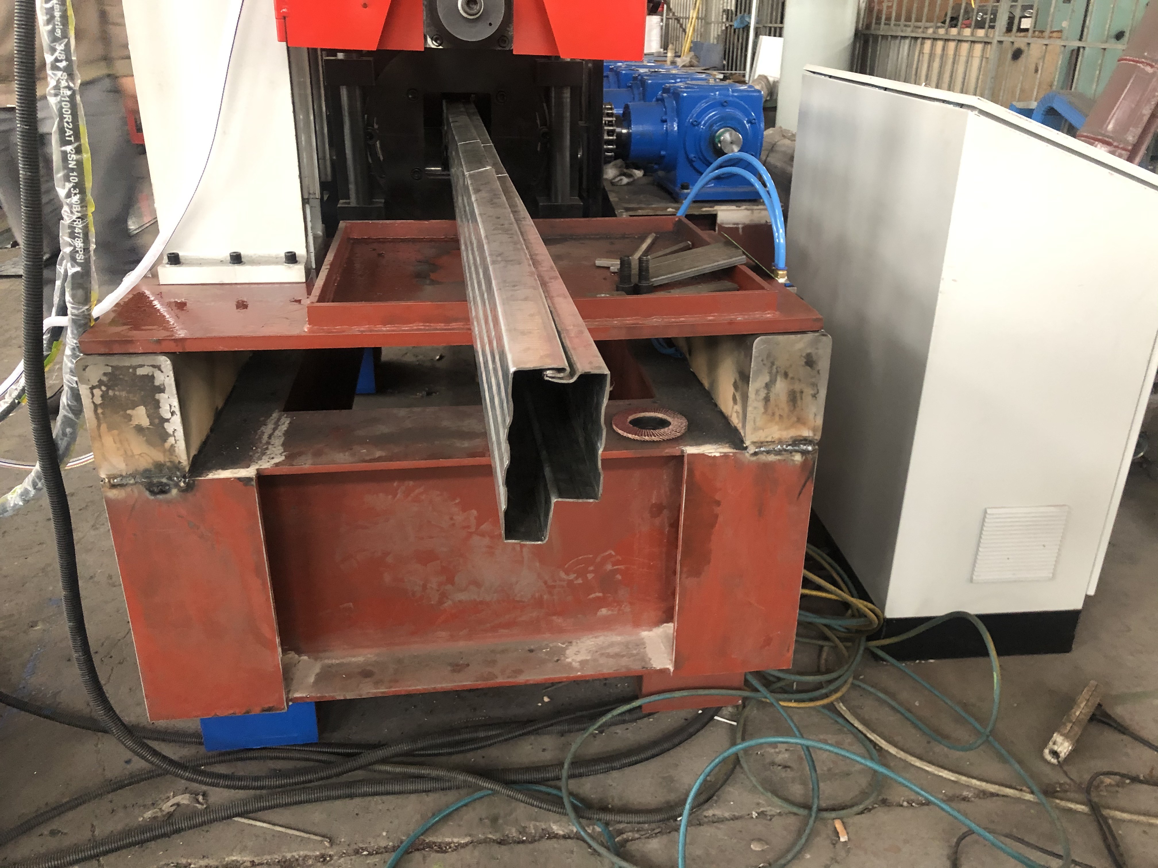 Joint And Weld Racking Step 2mm Beam Roll Forming Machine With Saw Cutting Device