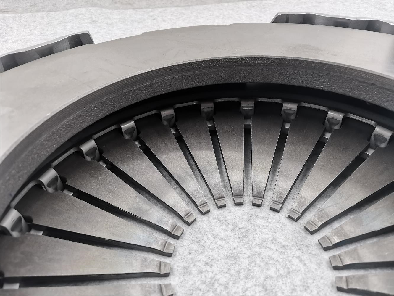 OE NO. 1882280140 1859212000 1882280213 2488019032 2488019032 3482021031 Clutch Cover with BENZ DAF MANN