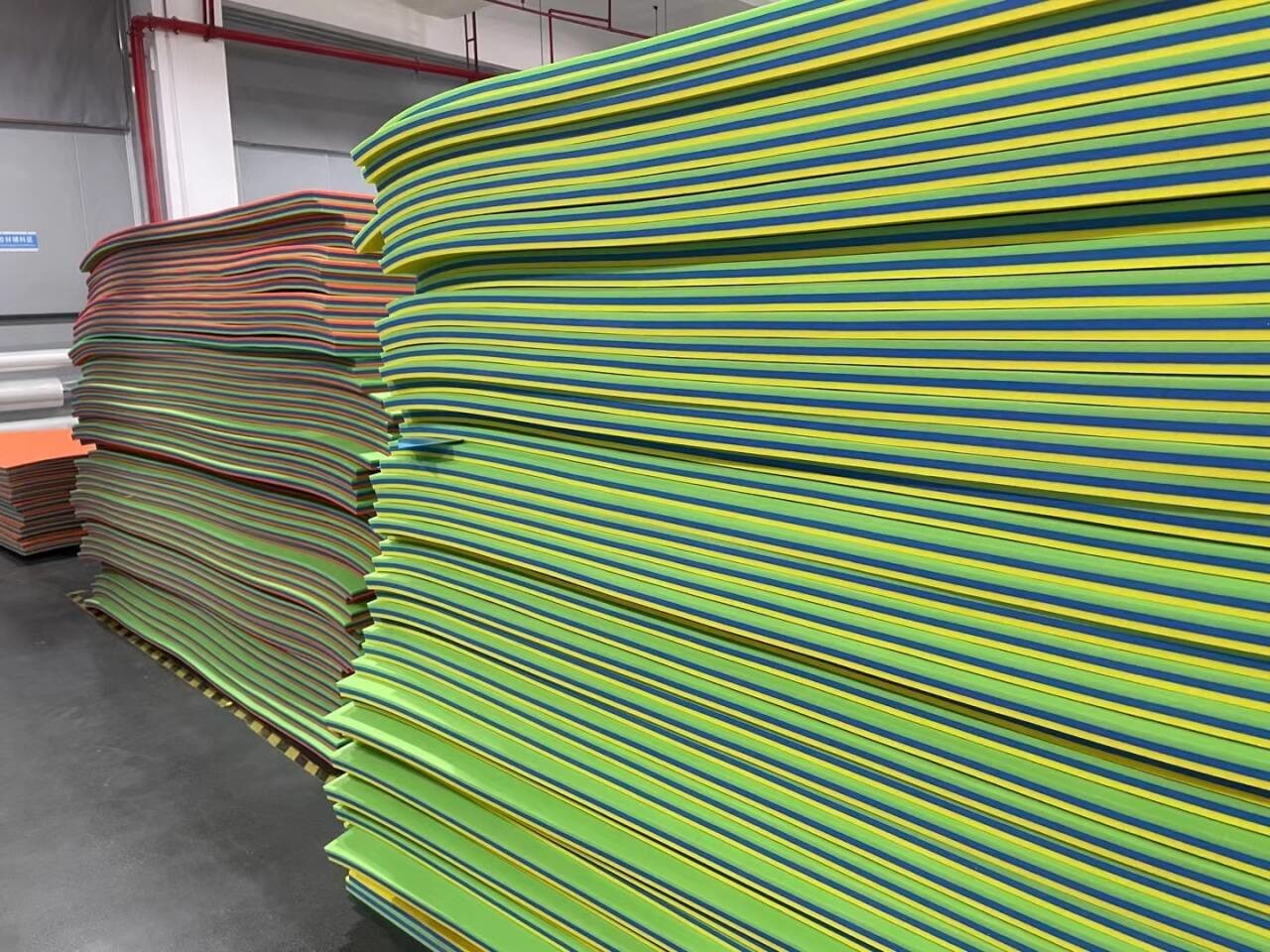 OEM Durability XPE Foam Outdoor Water Pad Eye Catching Color for Water Park Swimming Pool