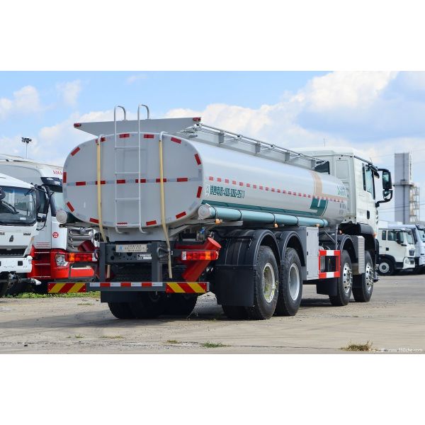 Heavy Truck HOWO 350 Horsepower Total Weight 31 Ton Volume 17.3 Cubic Meter Sinotruk 12 Gear Box 8X4 Liquid Supply Truck