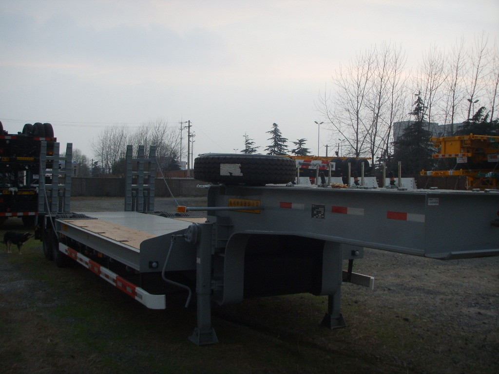 Durable 3 Axles Lowbed Semi Trailer LED Lamps For Bulk Cargo Customized