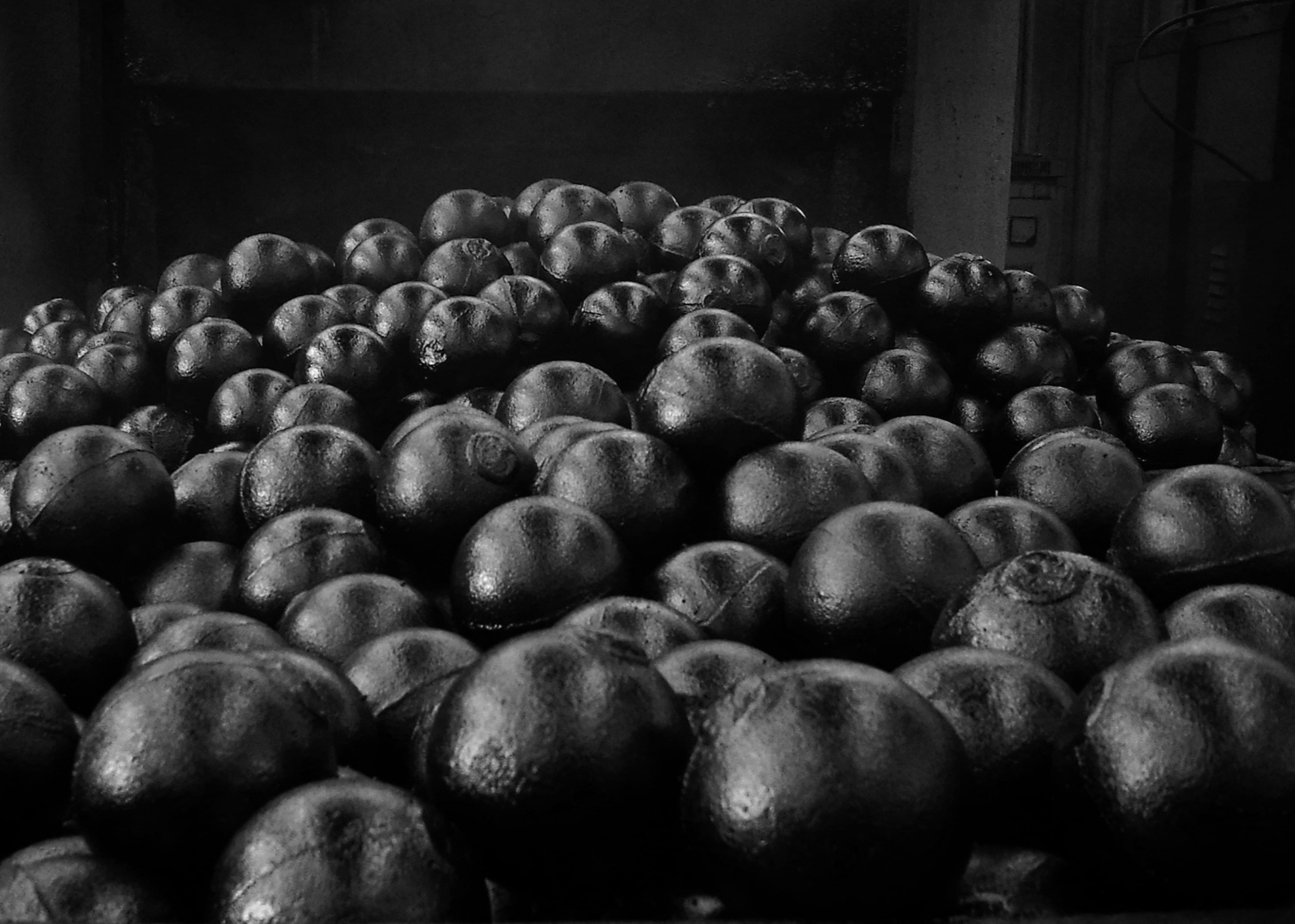High Hardness 20-150mm 30mm 40mm 60mm 70mm 80mm Cast Iron Grinding Media Ball For Ball Mill Machine