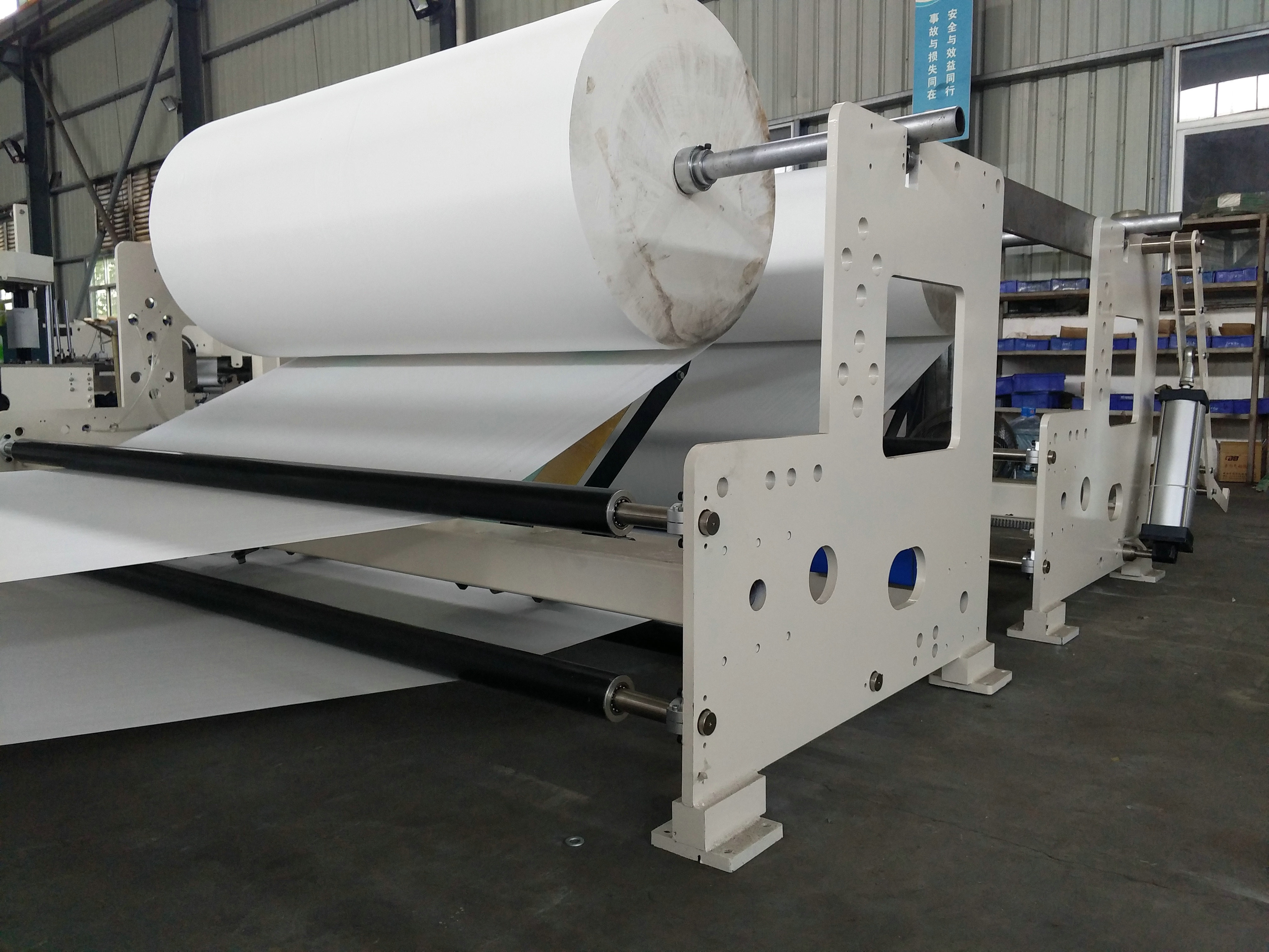 High Speed And High Quality Commercial Toilet Tissue Paper Rewinding Machine
