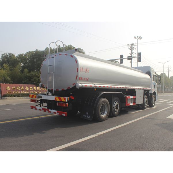 Jiefanghan Front Four Rear Liquid Loaded Vehicle 28 Cubic Meter With Six Wheels