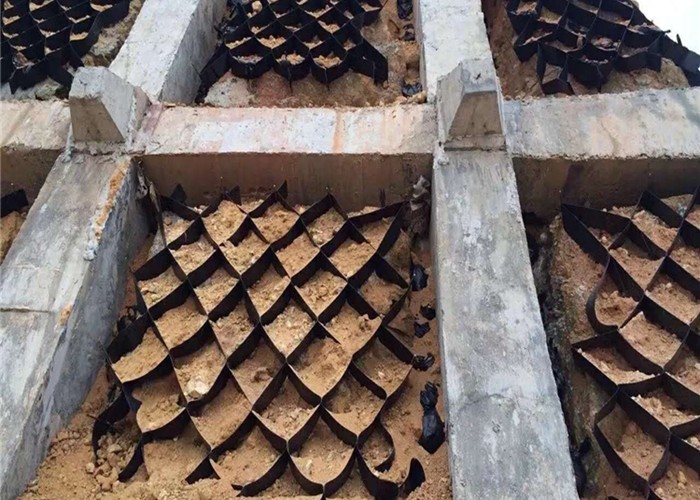 Retaining Wall Geocell Confinement System