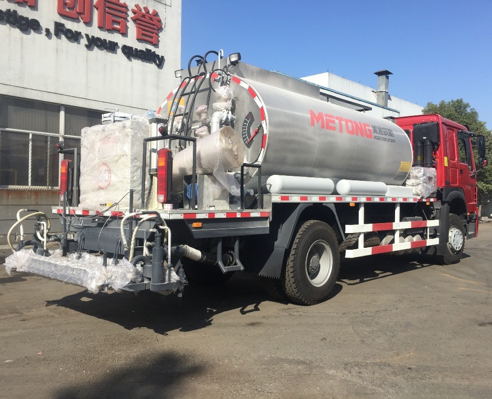 ZZ1167M4611W Asphalt Road Construction Equipment / Bitumen Sprayer Truck