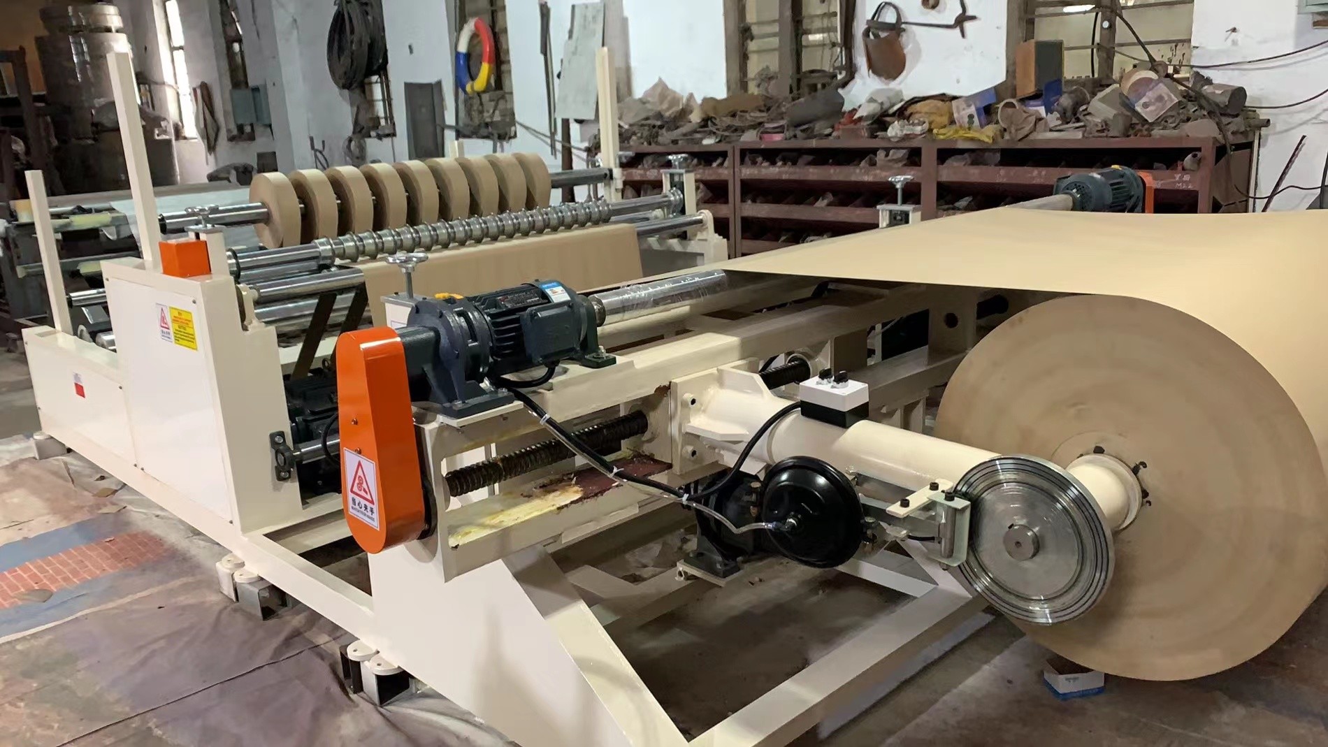 Full Automatic Jumbo Roll Kraft Paper Making And Slitting Machine Customized 100-140m/min