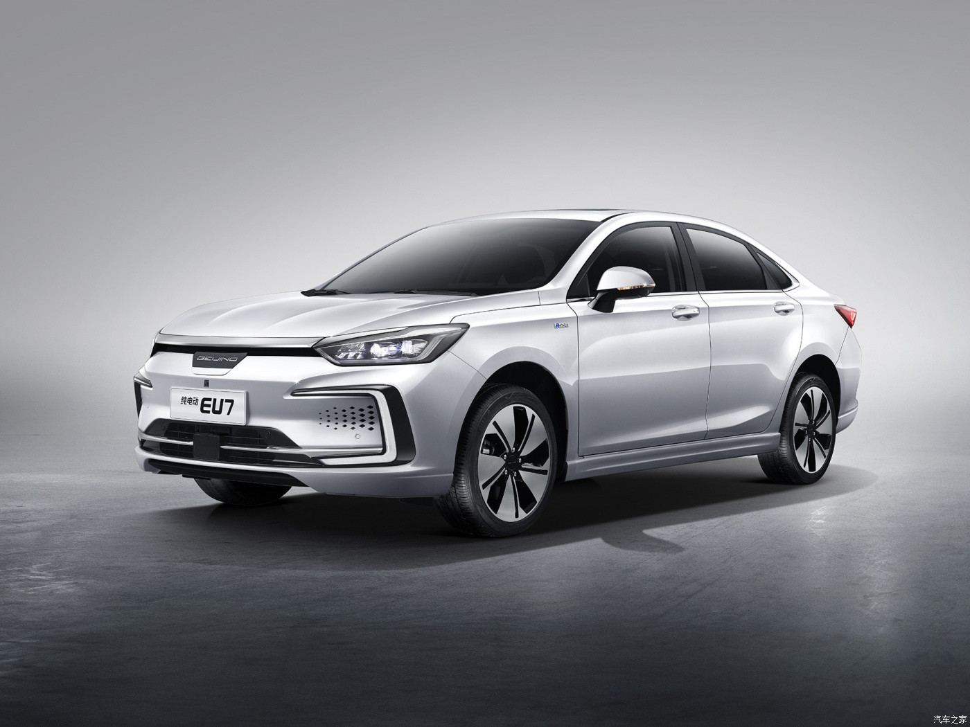 BEIJING EU7 Midsize Ev Cars Cruising Range 475KM For Online Car Hailing