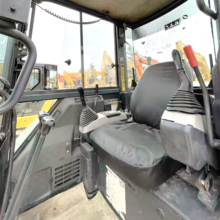 Komatsu PC55MR-2 Crawler Excavator with 2800 Working Hours and 5000 KG Machine Weight
