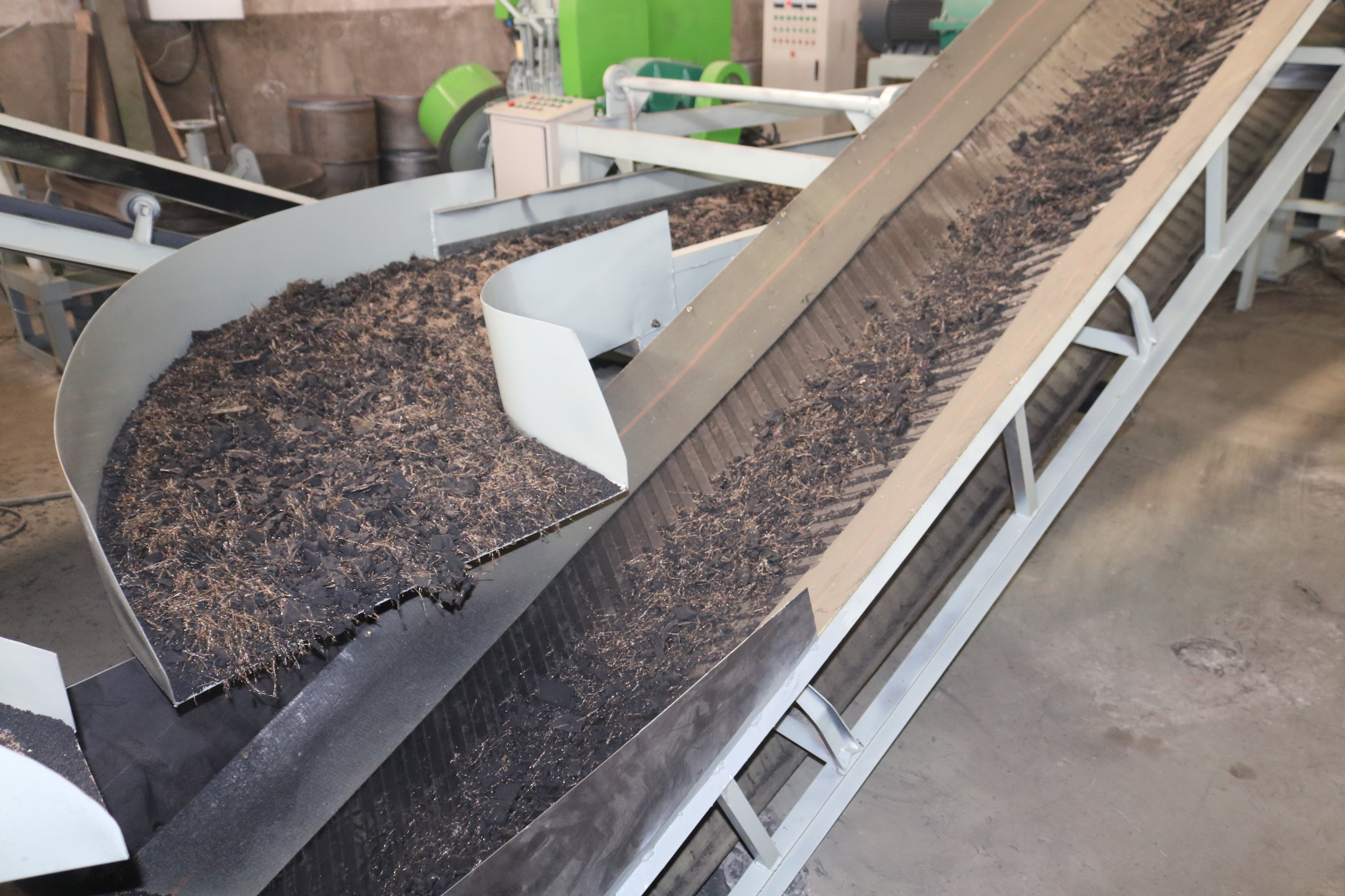 21000 KG Tyre Shredder Crushes Tyres into Rubber Pieces for Rubber Powder Production