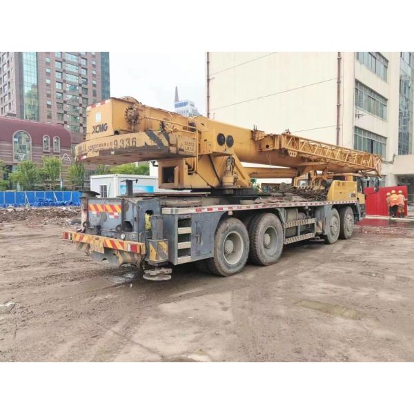 2014 Xg Hydraulic Terrian Mobile Crane Used Heavy Equipment Truck Crane with 5 Crane Jib