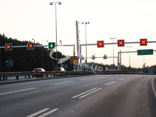 Lane Control Road Traffic Sign Board with Red Cross and Green Arrow LED Variable Sign