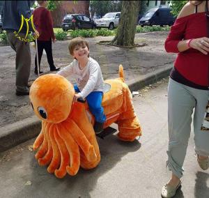 China Hansel amusement park elecrtric stuffed walking plush animal toy ride wholesale
