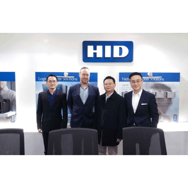 Customized Logo Fast reading Metal RFID NFC Chip Business cards mini handheld smart payment pos terminal