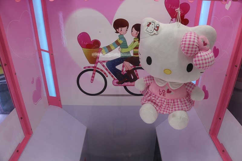 Pink Gift Cut Doll Electronic Arcade Claw Machine 70W Low Power Consumption