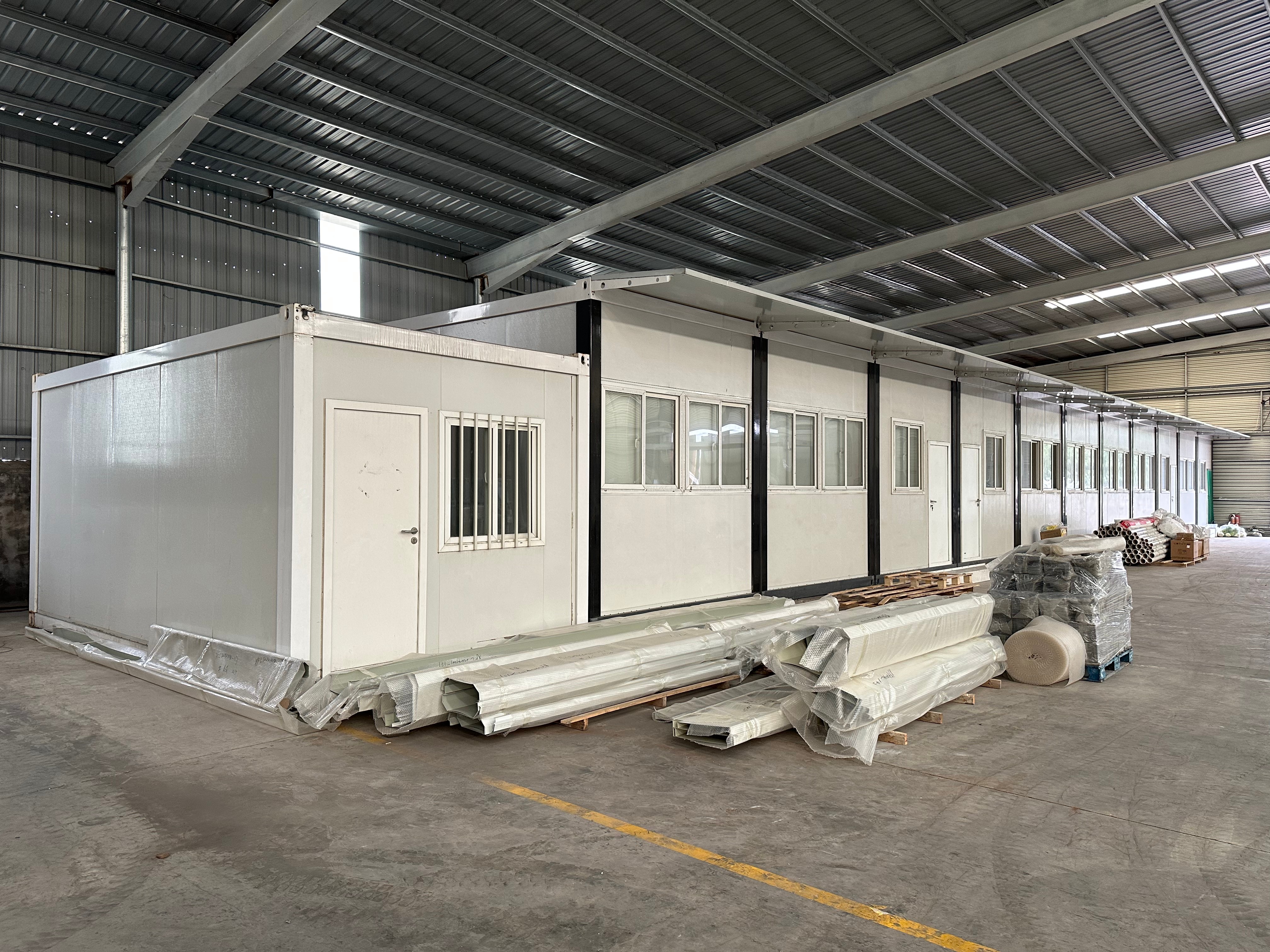 Multiple Sizes Prefabricated Flat Pack Container House with Bathroom and Kitchen Made of Sandwich Panel