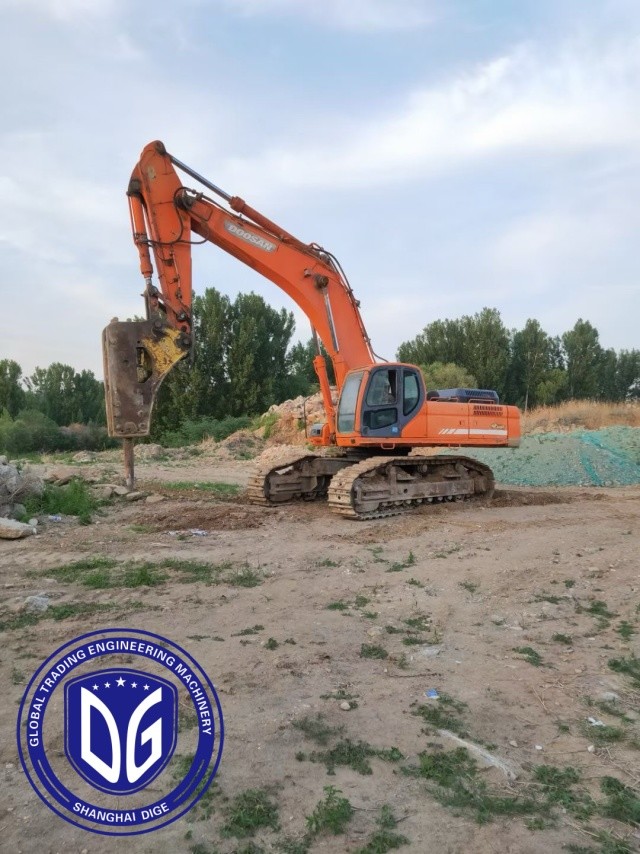 Used Doosan DX500LC 50 Tonne Excavator With Precise Control Over Excavation