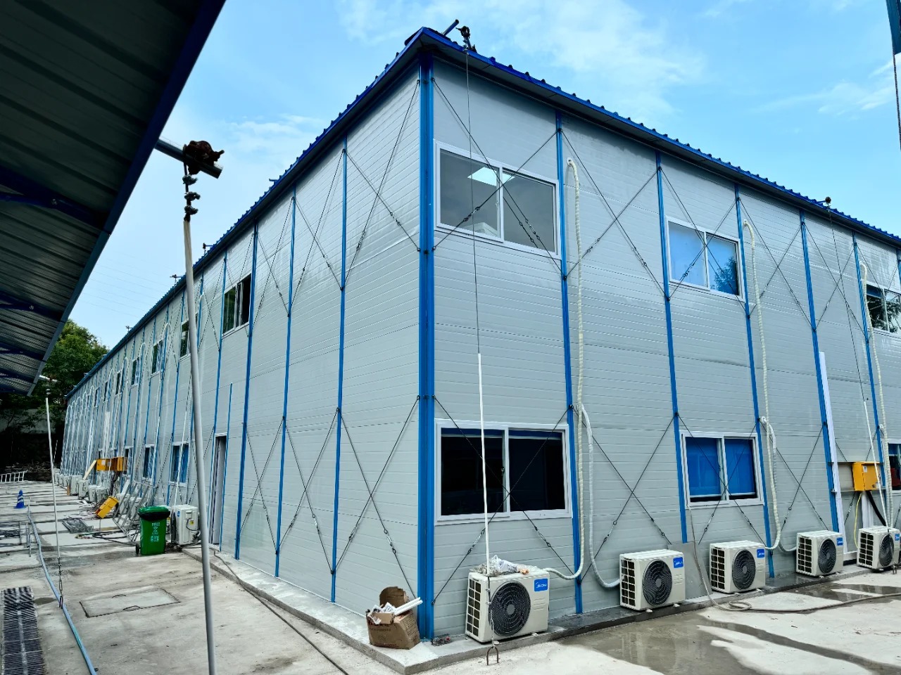 Direct Prefab Hobbit House with Steel Door and Square Design