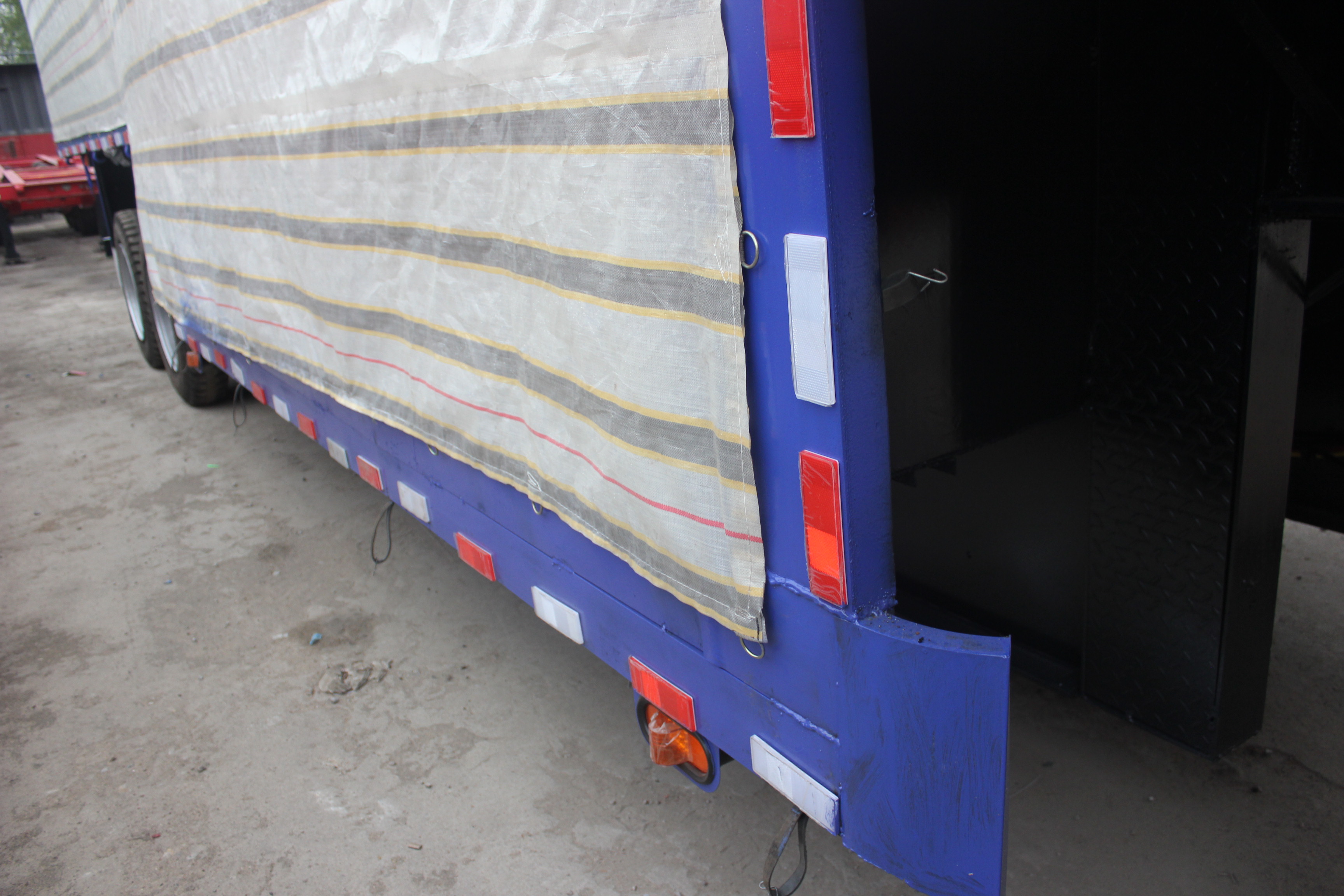 Side Wall/Curtain Side/Fence Semi Trailer with Mechanical Suspension and 12R22.5 Tires