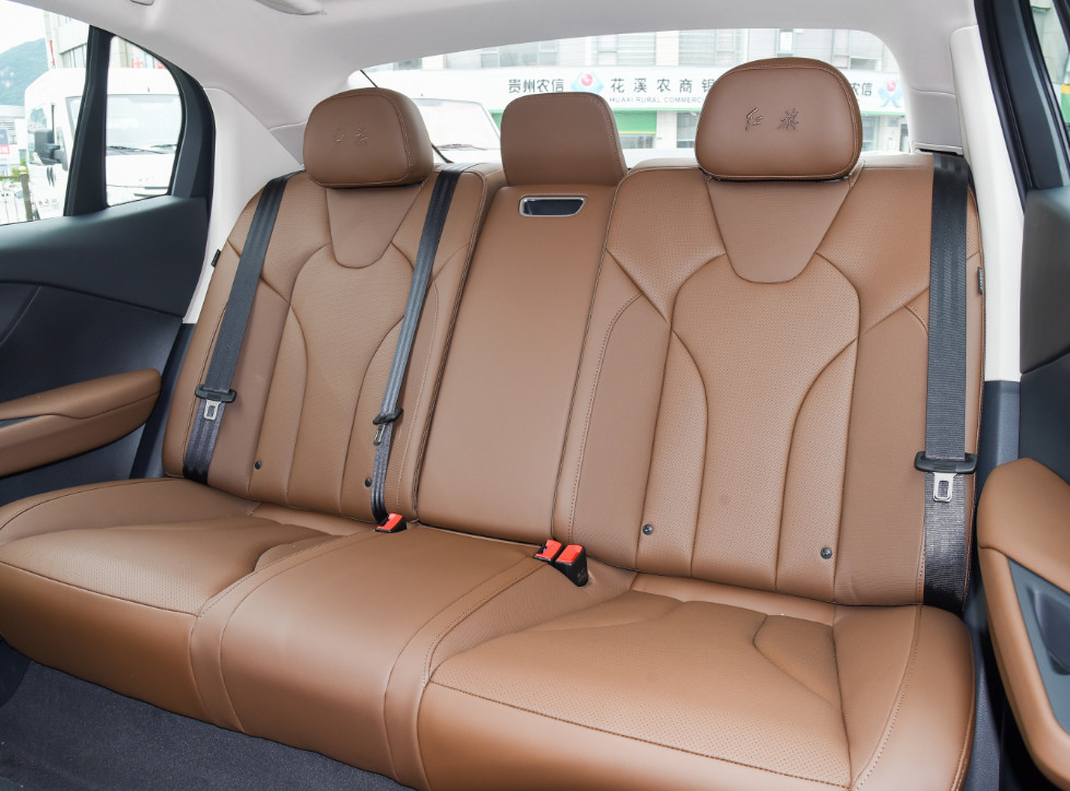 140Kw Hongqi EV Cars 5 Seat Sedan Small Size SUV Black