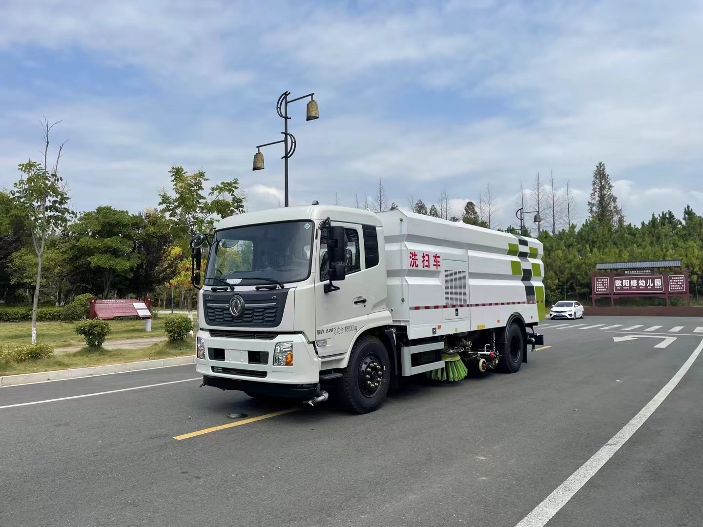 8T10T12T Vacuum Road Sweeper With Water tank Suitable for Urban Street and Airport Runway Cleaning Trucks