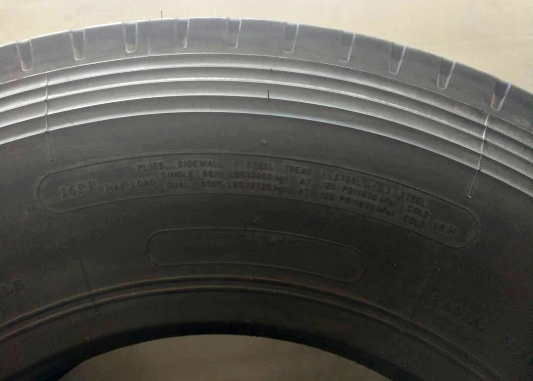 Rib Type Pattern 11R 22.5 Truck Tires Four Straight Grooves Tread Tear Resistance