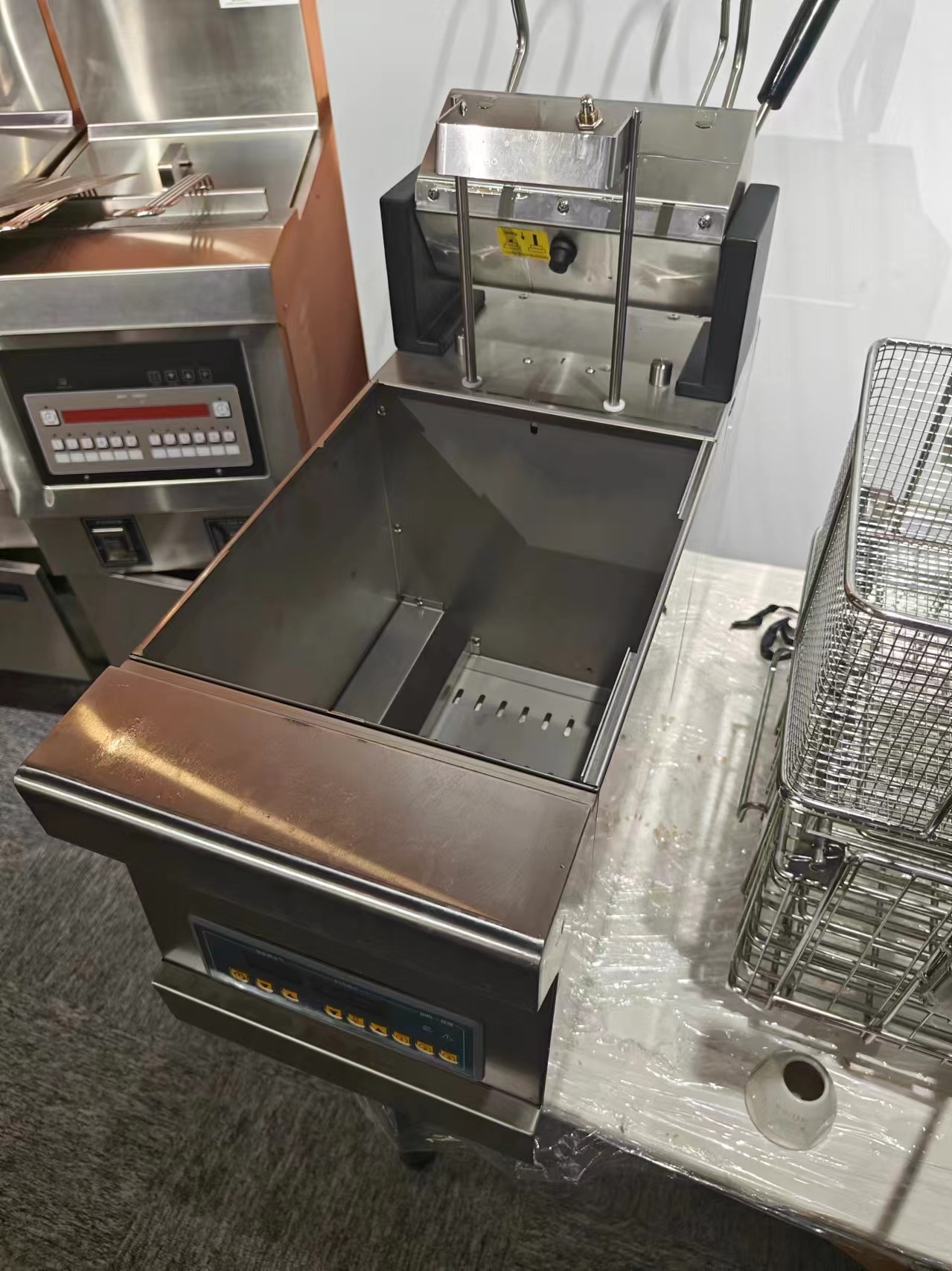 8L Table Top Style Auto Lift 3KW Electric Digital Open Deep Fryer