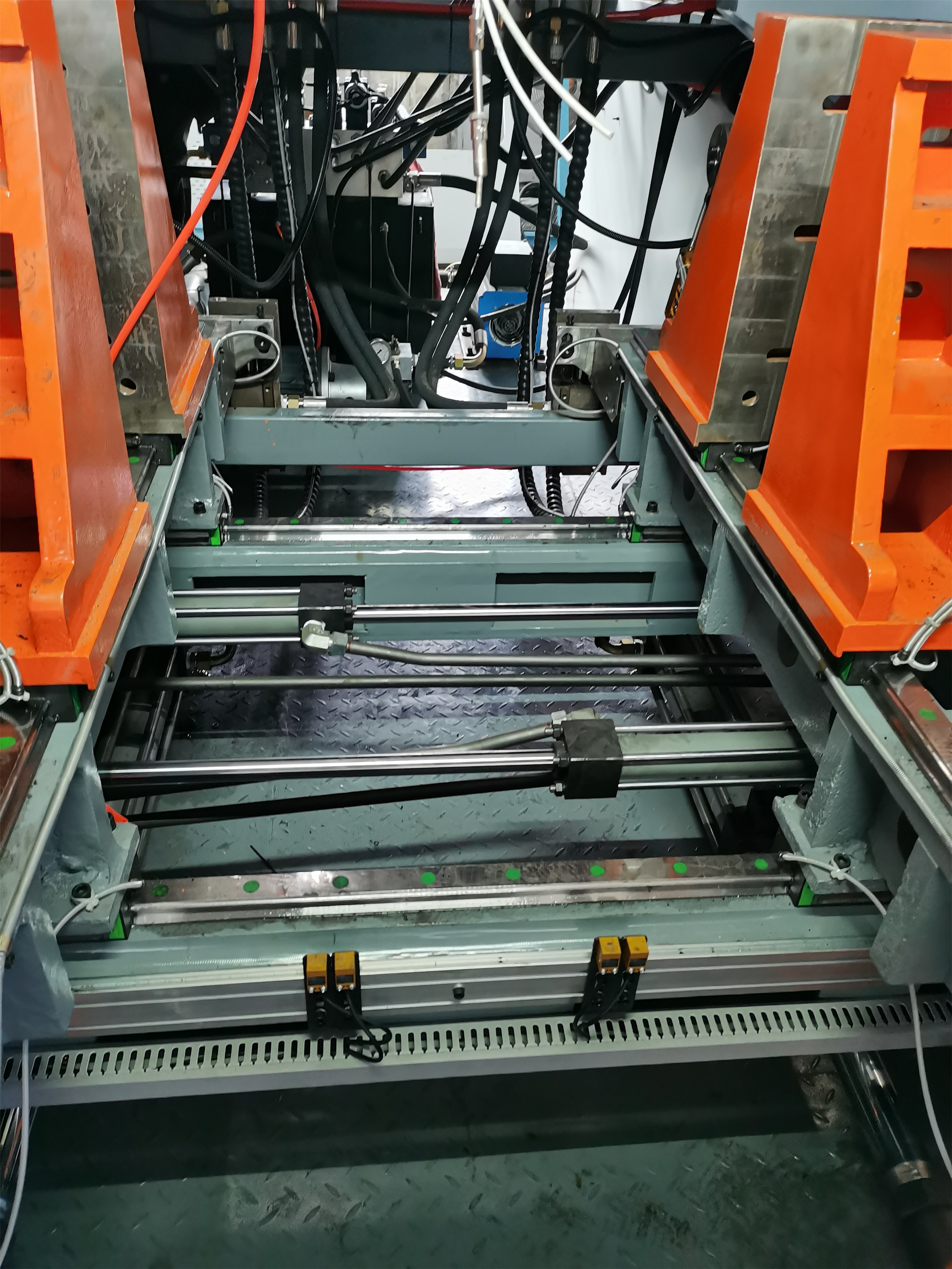 Extrusion 4 Heads 5 Gallon Bottle Blow Molding Machine Double Station PE