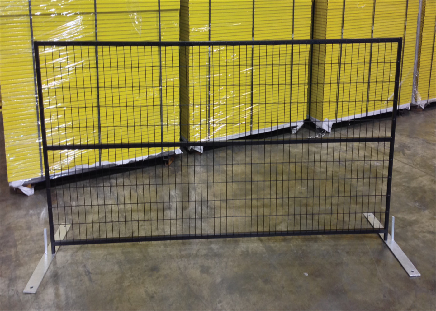 6ft x 10ft canada standard temporary fence 2" x 4"X10.5GA aperture pipe 1"x1'x1.7GA thick brace 3/4"x19GA POWDER coated