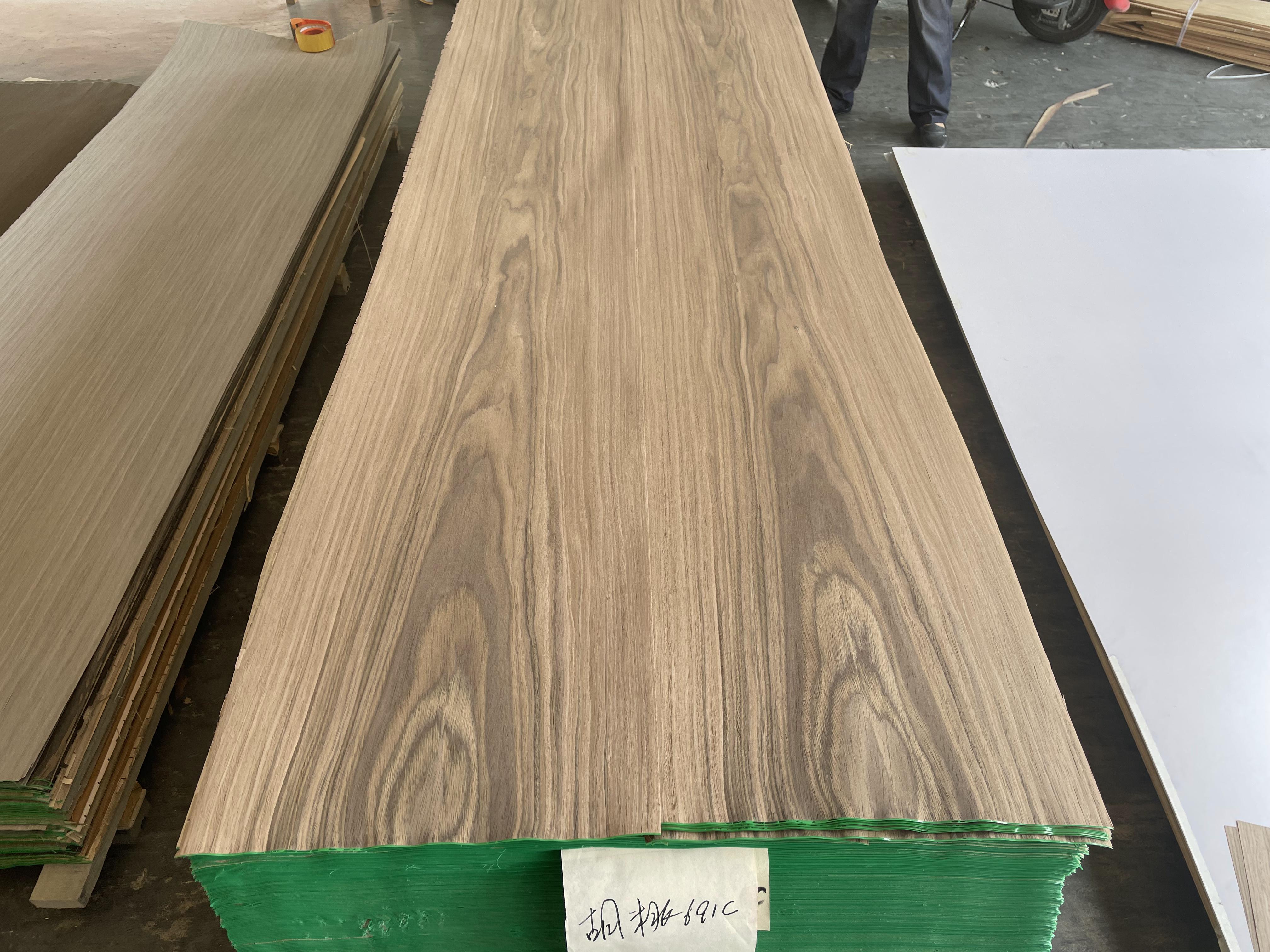 Wholesale 640mm*2500mm engineered veneer walnut for furniture/hotel/decoration