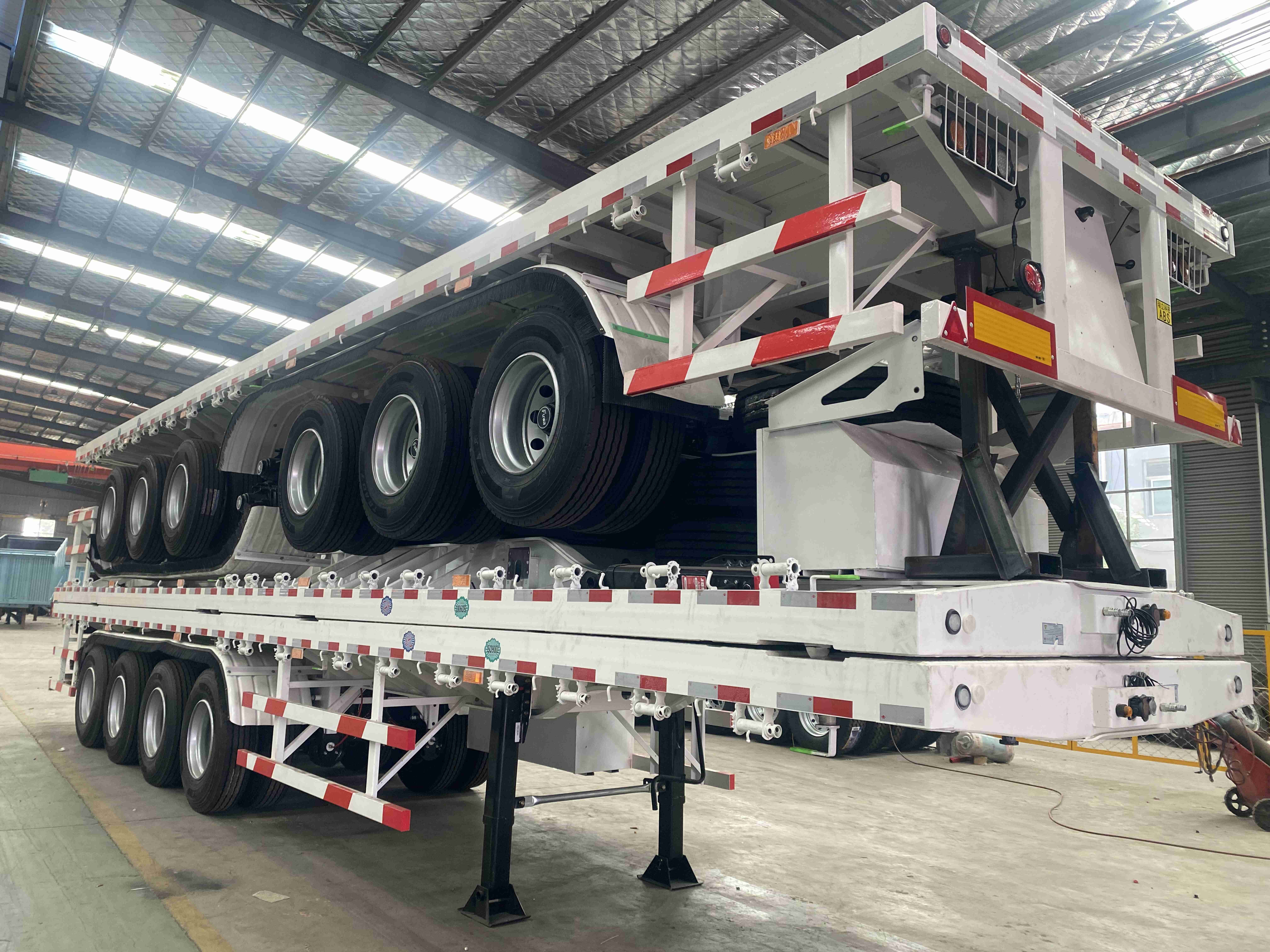 40ft 45ft Flat Bed Trailer Another Fuel tank Installed on the Container Flatbed Trailer Bulk Goods Transport Trailer