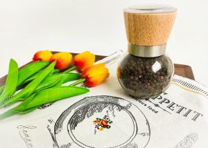 China Reusable Salt And Pepper Wood Lid Grinder Sleek And Modern Clear Pepper Grinder wholesale