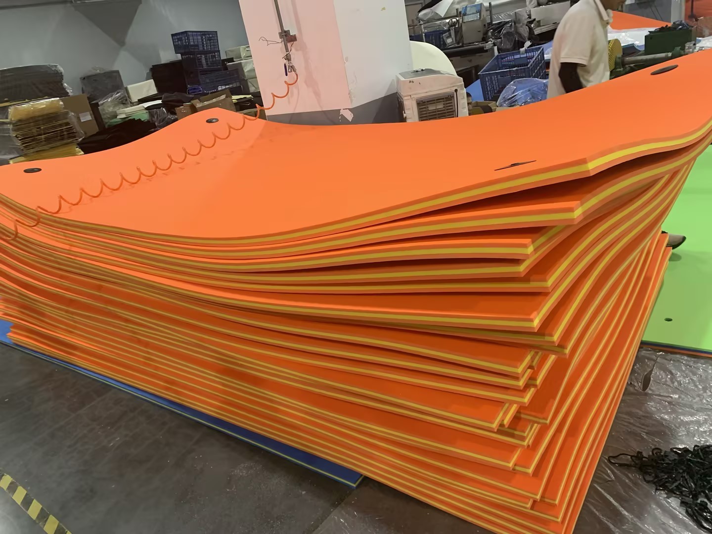 Customized Size Color Water Mat Floating Pad 3 Layer Tear Resistant XPE Foam with a Elastic Bungee Tether Floating Mat