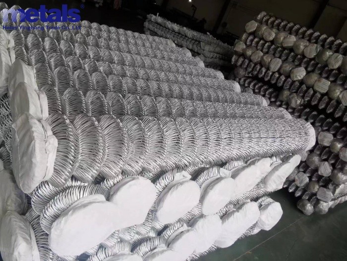 High Quality 6ft 8ft Diamond Mesh Chain Link Cyclone Wire Fence Hot Dipped Galvanized Wire Fence