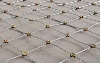 A square cable mesh with cross clamps.