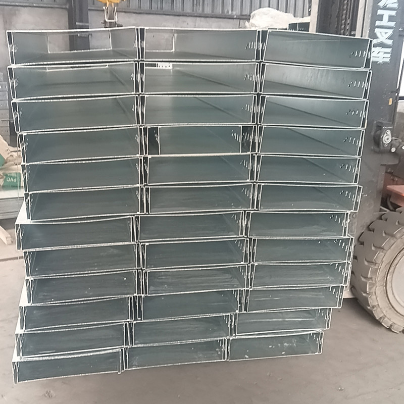 Hot Dipped Galvanized Medium Duty Cable Tray With Non Flammable Design And Heavy Load Capacity